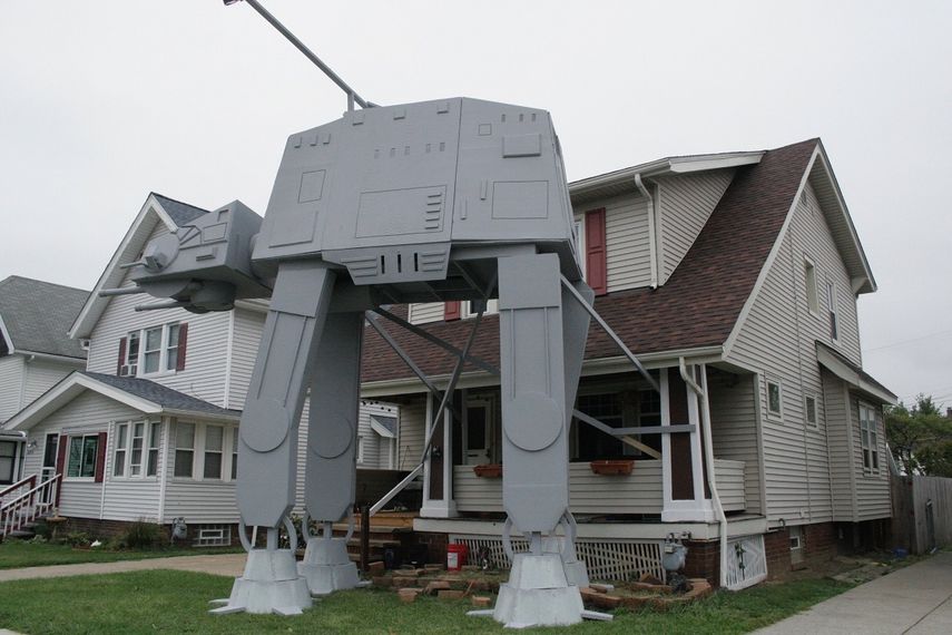 Detalle robot AT-AT Walker, una replica de dos pisos de altura de una unidad de transporte acorazado todoterreno como las que aparecían en los combates en la nieve de The Empire Strikes Back (1980), la segunda película de la saga de Star Wars, que Nick Meyer realizó para decorar el jardín frontal de su casa en Parma, Ohio, (Estados Unidos), para la celebración de Halloween.