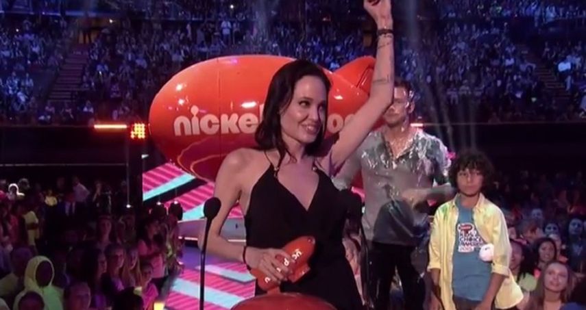 Angelina Jolie se dirige a los niños en los Kids Choice Awards, transmitidos este sábado por Nickelodeon. (YOUTUBE). 