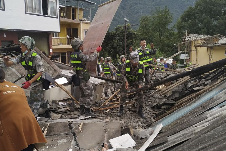 En esta imagen, distribuida por la agencia noticiosa Xinhua, soldados retiran escombros mientras buscan sobrevivientes a un sismo en la localidad de Moxi, en la provincia de Sichuan, en el suroeste de China, el 6 de septiembre de 2022.&nbsp;