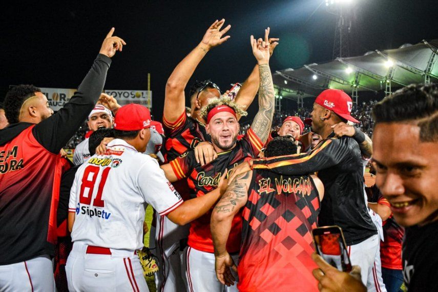 Jugadores de Cardenales de Lara celebran el boleto a la gran final de la LVBP, tras derrotar a Bravos de Margarita