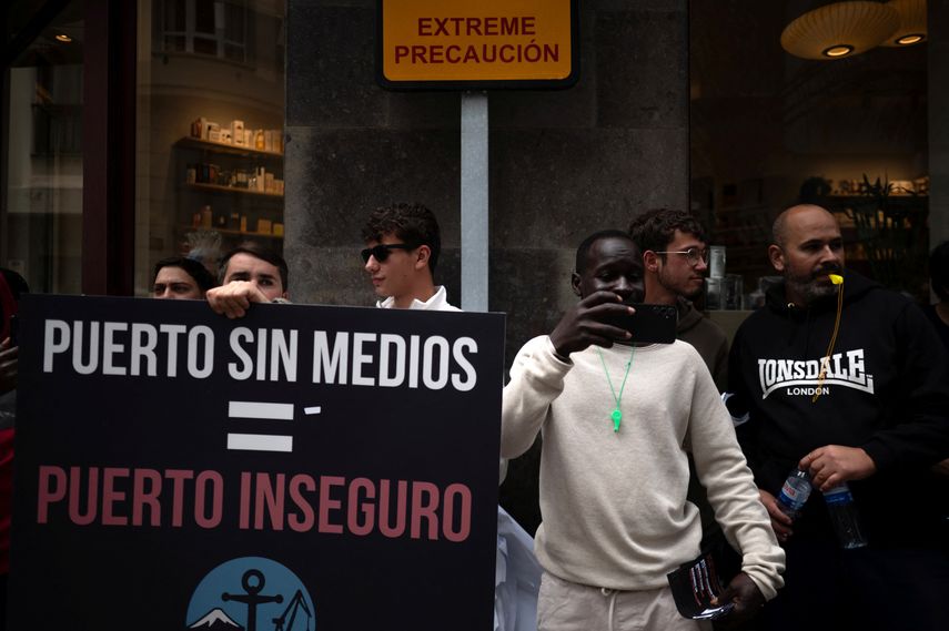 La llegada del crucero contaminado por el hantavirus a Puerto Tenerife, España, desató protestas de trabajadores del terminal.
