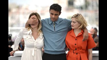 Esta foto de archivo tomada el 23 de mayo de 2022 muestra a la directora ítalo-francesa Valeria Bruni Tedeschi, al actor francesa Sofiane Bennacer y a la actriz francesa Nadia Tereszkiewicz asistir a una sesión de fotos para la película Forever Young (Les Amandiers) durante la 75 edición del Festival de Cine de Cannes en el sur de Francia. Acusaciones de violación y agresión contra Bennacer genera polémica en el cine francés.