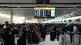 Viajeros esperan en la terminal 4 del aeropuerto de Heathrow, al oeste de Londres, el 20 de septiembre de 2025. Los principales aeropuertos europeos, como Bruselas, Berlín y el aeropuerto londinense de Heathrow, se vieron afectados el sábado por una interrupción cibernética que afectó a los sistemas de facturación y entrega de equipaje, causando retrasos.  Viajeros esperan en la terminal 4 del aeropuerto de Heathrow, al oeste de Londres, el 20 de septiembre de 2025. Los principales aeropuertos europeos, como Bruselas, Berlín y el aeropuerto londinense de Heathrow, se vieron afectados el sábado por una interrupción cibernética que afectó a los sistemas de facturación y entrega de equipaje, causando retrasos.