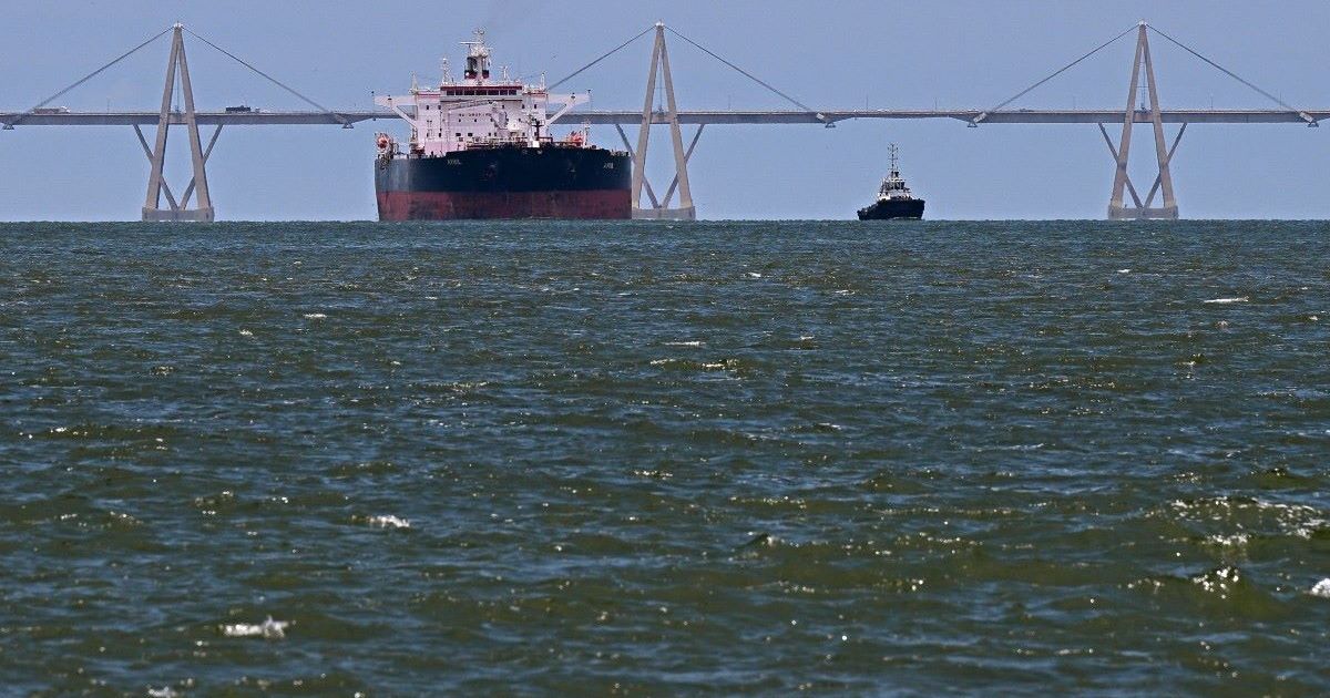 Barcos varados en Maracaibo exponen la fragilidad del modelo petrolero de Maduro