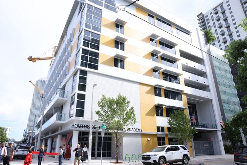 Southside Preparatory Academy en Miami, es escuela 8k y vivienda para docente.