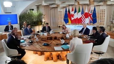 De izquierda a derecha, el presidente del consejo europeo, Charles Michel; el canciller alemán, Olaf Scholz; el primer ministro de Canadá, Justin Trudeau; el presidente de Francia, Emmanuel Macron; la primera ministra italiana, Giorgia Meloni; el presidente de Estados Unidos, Joe Biden; el primer ministro de Japón, Fumio Kishida; el primer ministro británico, Rishi Sunak, y la presidenta de la Comisión Europea, Ursula von der Leyen, durante una sesión de trabajo en el G7, el jueves 13 de junio de 2024 en Borgo Egnazia, Italia.