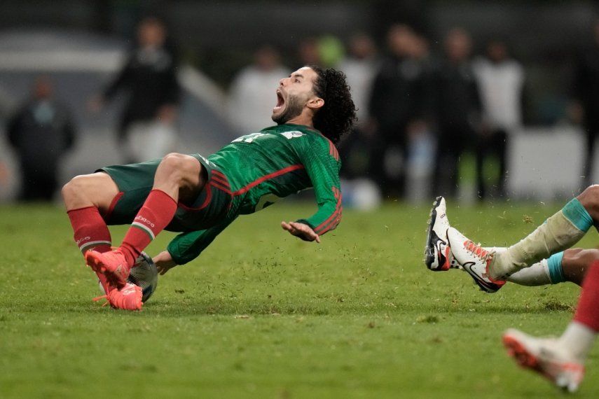 El mexicano César Huerta sufre una falta del hondureño Denil Maldonado durante un partido por los cuartos de final de la Liga de Naciones de la CONCACAF, el martes 21 de noviembre de 2023, en el estadio de Azteca de la Ciudad de México.