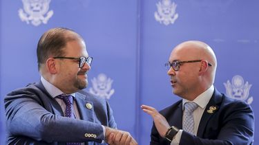 El ministro del Interior de Ecuador, John Reimberg (i), estrecha la mano del delegado de la Oficina de Investigaciones de Seguridad Nacional de EEUU, Héctor Quintana (d), tras la firma de un acuerdo de seguridad, en Quito, el 20 de abril 2026.
