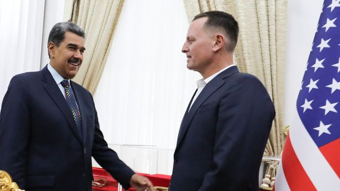 Nicolás Maduro (izq.), hablando con el enviado especial del presidente estadounidense Donald Trump, Richard Grenell, en el palacio presidencial de Miraflores en Caracas el 31 de enero de 2025.&nbsp;&nbsp;