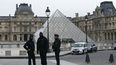 Agentes de la policía francesa se encuentran frente al Museo del Louvre tras un robo en París el 19 de octubre de 2025. Agentes de la policía francesa se encuentran frente al Museo del Louvre tras un robo en París el 19 de octubre de 2025.