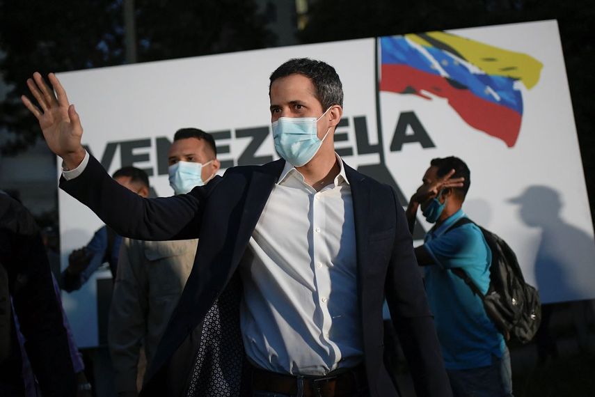En esta foto del 12 de noviembre de 2020, el líder opositor Juan Guaidó llega a la manifestación de campaña Venezuela alza la voz en el barrio Terrazas del Ávila de Caracas, Venezuela. La coalición de oposición liderada por Guaidó está boicoteando la próxima votación legislativa del 6 de diciembre.&nbsp;