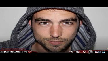 El actor británico Justin James.