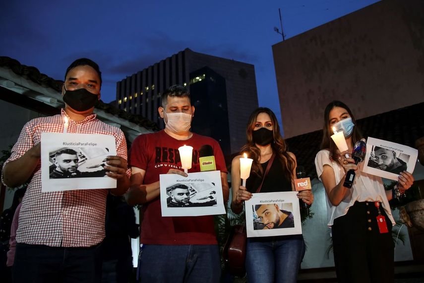 Periodistas y fotógrafos rinden homenaje a su colega Felipe Guevara, quien falleció dos días después de recibir un disparo, en Cali, Colombia, el 23 de diciembre de 2020. El fotógrafo Felipe Guevara había denunciado amenazas contra su vida en 2017, en 2018 y nuevamente este año.&nbsp;