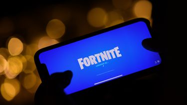 La aplicaci&oacute;n Fortnite en un tel&eacute;fono