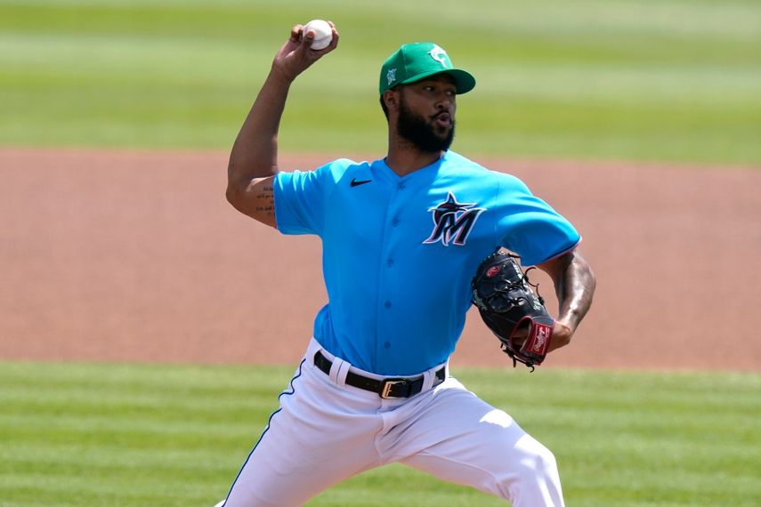 El lanzador abridor de los Marlins de Miami Sandy Alcántara lanza durante la primera entrada de un juego de béisbol de entrenamiento de primavera contra los Mets de Nueva York, el miércoles 17 de marzo de 2021, en Jupiter, Florida