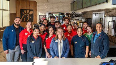 Cynthia Bowles, junto a su equipo de Chick-fil-A en Hialeah.