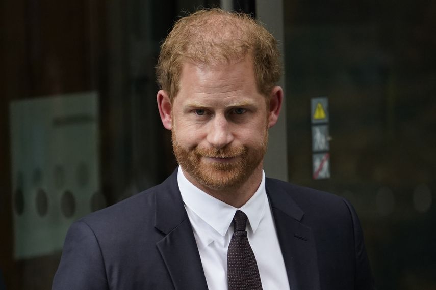 El príncipe Harry sale de la Corte Superior después de presentar evidencias en Londres, el 6 de junio de 2023.