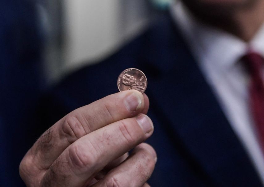 El Tesorero de los Estados Unidos, Brandon Beach, sostiene el último centavo acuñado en la Casa de la Moneda de EE. UU. el 12 de noviembre de 2025 en Filadelfia, Pensilvania.