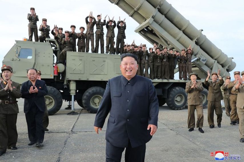 El líder norcoreano Kim Jong Un tras la prueba de una plataforma lanza-misiles en una ubicación desconocida de Corea del Norte, el 24 de agosto del 2019