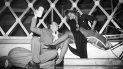 En esta foto de archivo tomada el 13 de febrero de 1949, Josephine Baker posa con Michel Gyarmathy, director artístico y diseñador de vestuario, en el Folies Bergère de París, para celebrar su regreso al escenario. En esta foto de archivo tomada el 13 de febrero de 1949, Josephine Baker posa con Michel Gyarmathy, director artístico y diseñador de vestuario, en el Folies Bergère de París, para celebrar su regreso al escenario.