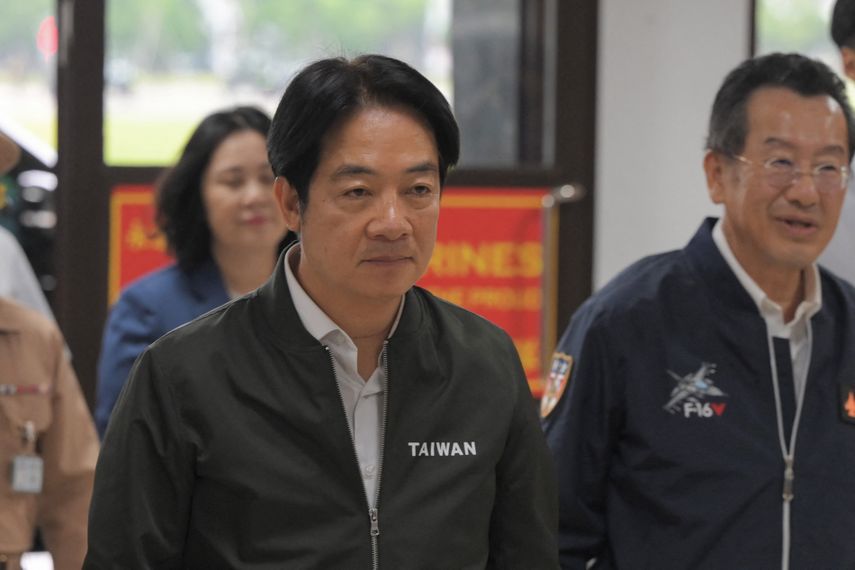 El presidente de Taiwán, Lai Ching-te (izq.), y el ministro de Defensa, Wellington Koo, llegan de visita para inspeccionar las tropas militares en Taoyuan el 23 de mayo de 2024.&nbsp;