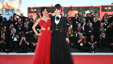 La actrices Jenna Ortega y Winona Ryder asisten a la alfombra roja de la película de apertura Beetlejuice Beetlejuice presentada fuera de competencia durante el 81º Festival Internacional de Cine de Venecia en el Lido de Venecia, el 28 de agosto de 2024.