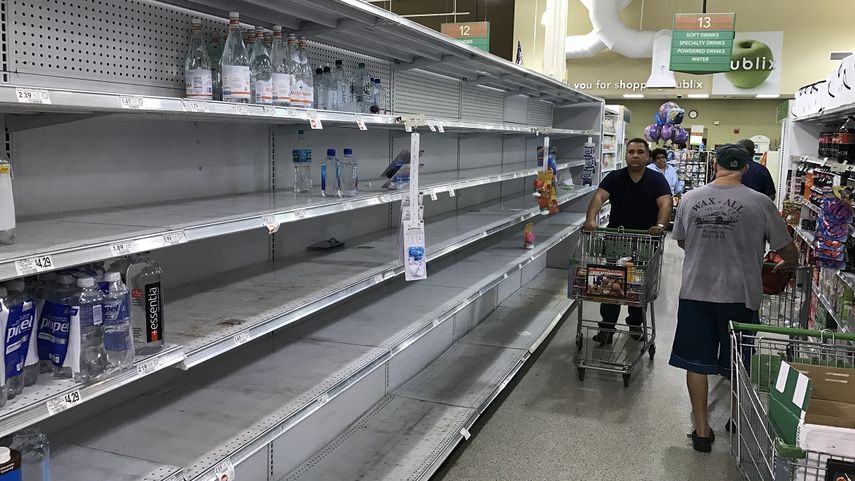 El agua potable es uno de los productos que más han comprado los residentes en Miami para prepararse ante el posible embate del huracán Matthew.