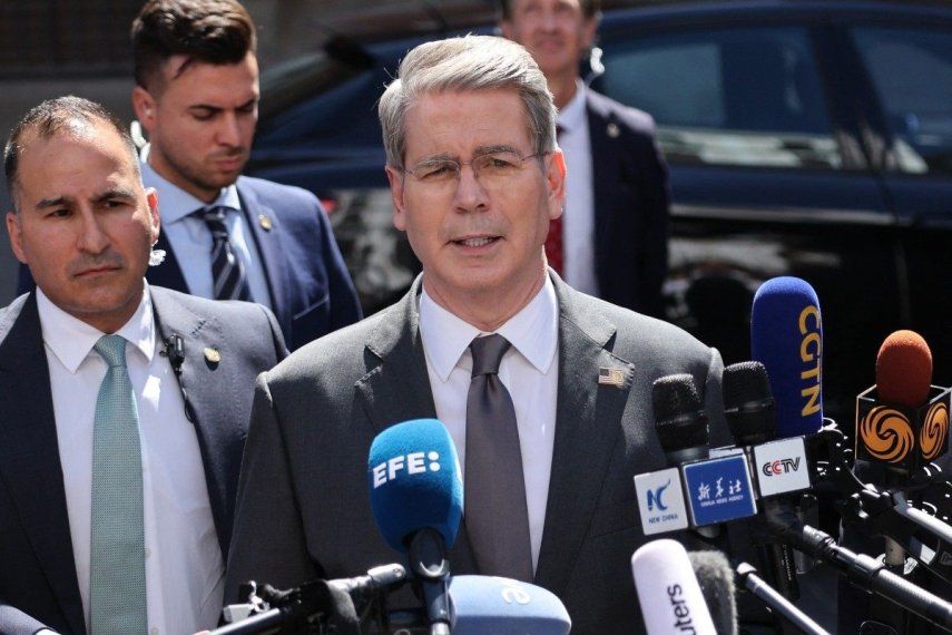 El secretario del Tesoro de Estados Unidos, Scott Bessent, habla durante una conferencia de prensa posterior a las conversaciones comerciales con el viceprimer ministro chino, He Lifeng, en el Ministerio de Asuntos Exteriores en Madrid el 15 de septiembre de 2025.&nbsp;&nbsp;