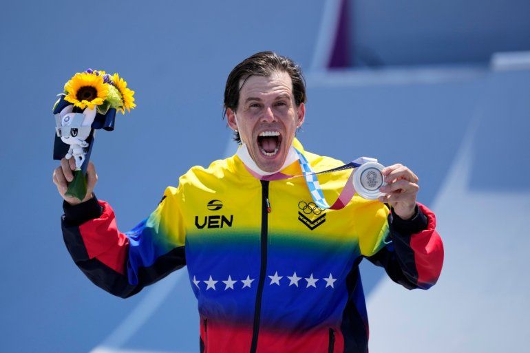 El venezolano Daniel Dhers posa con su medalla de plata en la final masculina de BMX estilo libre en los Juegos Olímpicos de Verano de 2020