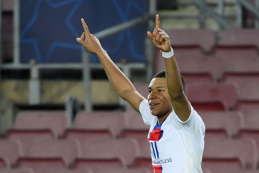 El joven francés Kylian Mbappé marco tres goles en el juego de ida por octavos de final de la Liga de Campeones contra el Barcelona, que cayó 4-1 ante el PSG