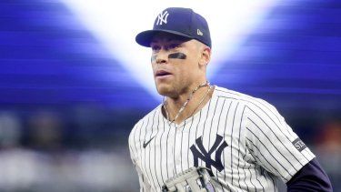 Aaron Judge #99 de los Yanquis de Nueva York corre hacia el dugout después de la segunda entrada contra los Medias Rojas de Boston en el Yankee Stadium el 8 de junio de 2025 en la ciudad de Nueva York.&nbsp;