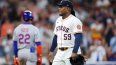 Framber Valdez, #59 de los Astros de Houston, reacciona al salir del montículo durante la quinta entrada contra los Mets de Nueva York en el Día Inaugural en el Daikin Park, el 27 de marzo de 2025 en Houston, Texas. 
