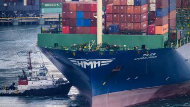 Buque mercante atraca en Puerto para el descargue.