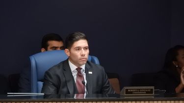 Roberto González comisionado del distrito 11, en el pleno de la Comision Condal.&nbsp;