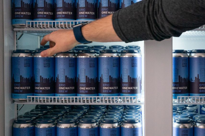 Aaron Tartakovsky, cofundador y director ejecutivo de la startup de tecnología del agua Epic Cleantec, mete la mano en un refrigerador de cerveza elaboradas con aguas residuales recicladas en la sede de la compañía el 26 de septiembre de 2023 en San Francisco, California.&nbsp; &nbsp;