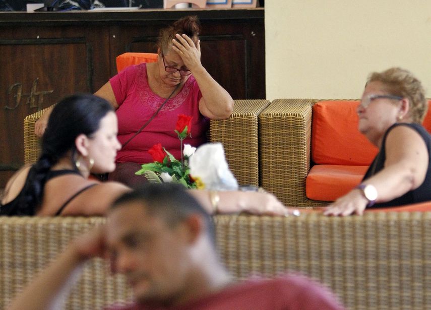 Familiares y amigos de las víctimas del accidente aéreo ocurrido el 18 de mayo en La Habana aguardan por noticias.
