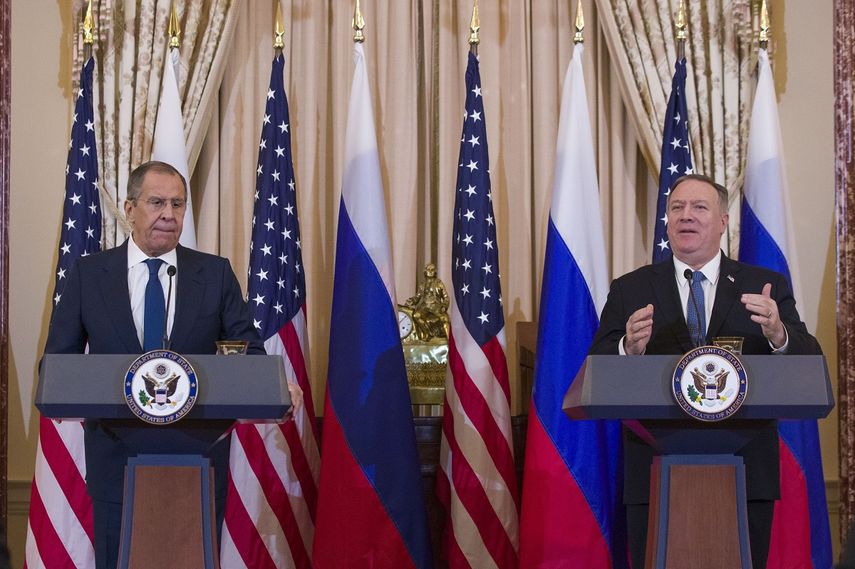 El canciller ruso Sergey Lavrov, izquierda, escucha al secretario de Estado Mike Pompeo hablar durante una conferencia de prensa tras su reuni&oacute;n en el Departamento de Estado el martes 10 de diciembre de 2019 en Washington.&nbsp;