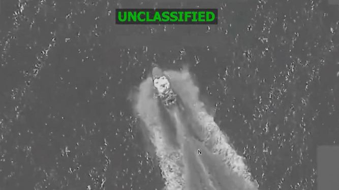 Esta captura de pantalla es de un video publicado por la cuenta X del Comando Sur de EEUU (Southcom) el 15 de diciembre de 2025; muestra un ataque a una embarcación del narcotráfico en el océano Pacífico oriental el 15 de diciembre de 2025.