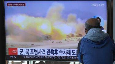 Una pantalla de televisión muestra una imagen de archivo de un ejercicio militar de Corea del Norte durante un programa noticioso en la estación de tren de Seúl, en Corea del Su, el miércoles 19 de octubre de 2022.