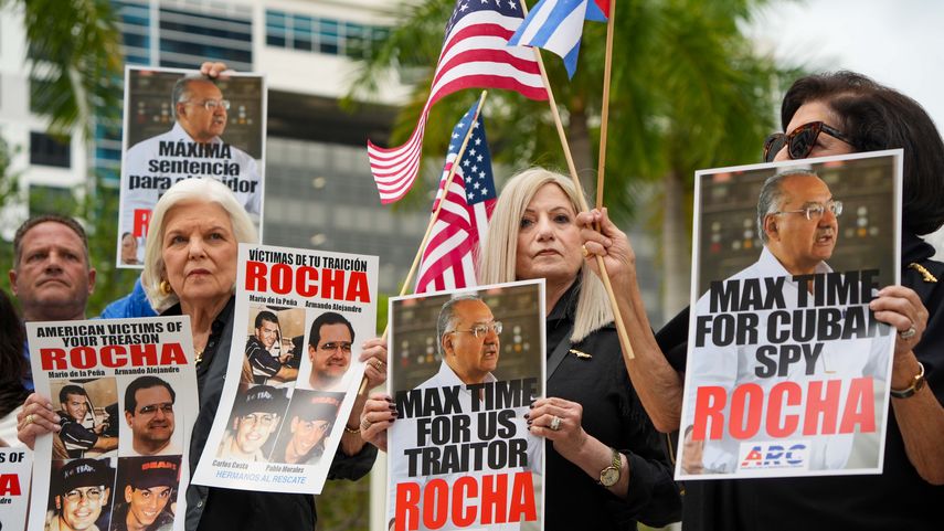 Banderas y pancartas se vieron en la vigilia para pedir una máxima condena contra el espía Víctor Manuel Rocha