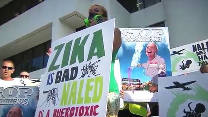 Más de 30 personas acudieron a la sede administrativa a protestar contra el uso de la sustancia química.