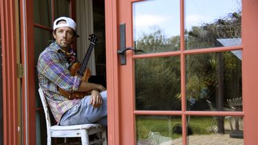 En esta foto del 16 de junio de 2020, el cantautor Jason Mraz posa en su casa en Oceanside, California, para promocionar su nuevo álbum de reggae Look for the Good. 