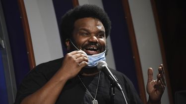 En esta fotograf&iacute;a de archivo del 20 de abril de 2020 Craig Robinson se baja su cubrebocas durante su presentaci&oacute;n en el show Laughter is Healing transmitido por streaming desde el club Laugh Factory en Los Angeles. El artista es uno de los comediantes que ha decidido compartir su arte durante el brote de COVID-19.