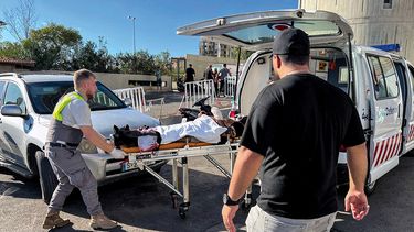 Un hombre herido es trasladado a un hospital en Beirut, Líbano.