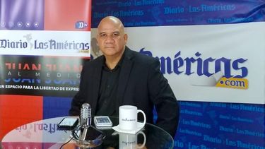 Juan Juan al medio en su programa de análisis y debate sobre Cuba en Diario Las Américas.