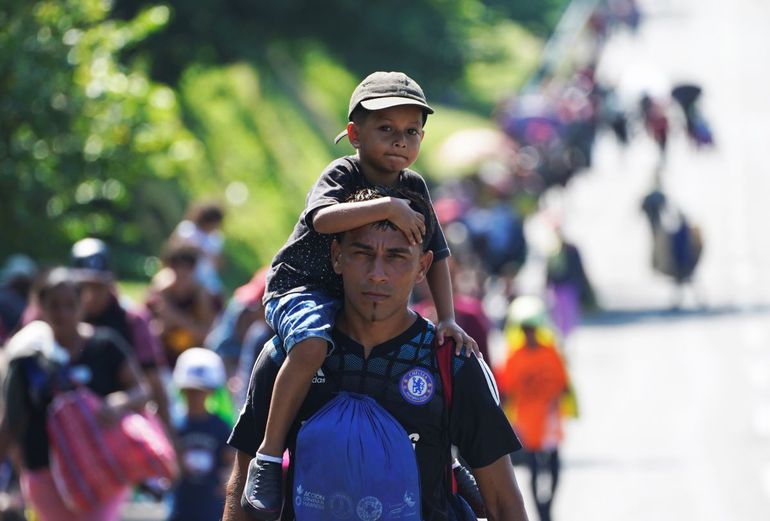 Los migrantes llegan a Villa Comaltitlán, estado de Chiapas, México, el miércoles 27 de octubre de 2021, mientras continúan su viaje a través de México hasta la frontera con Estados Unidos.