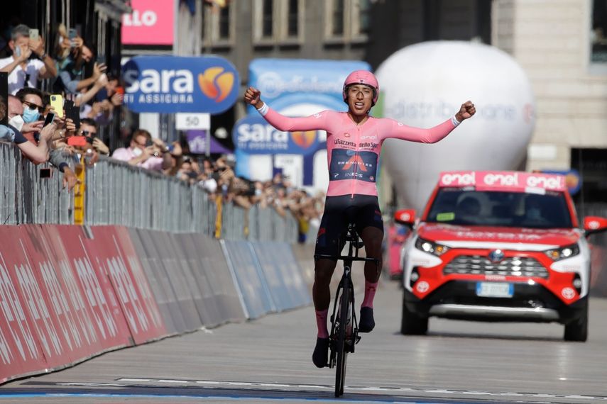 El colombiano Egan Bernal celebra mientras completa la última etapa para ganar el Giro de Italia, el domingo 30 de mayo de 2021, en Milán, Italia.