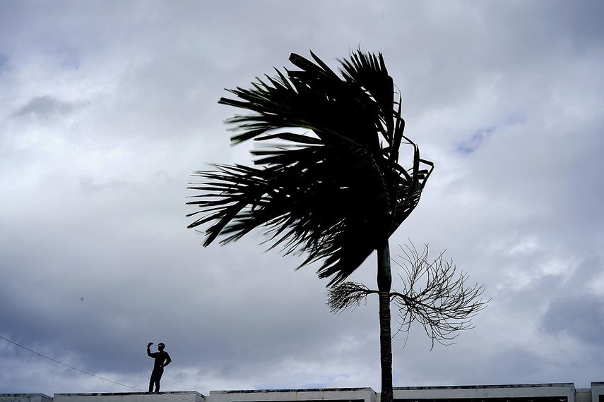 Un hombre mira el clima que se deteriora ante la inminente llegada del huracán Dorian en&nbsp;Freeport, Grand Bahama, Bahamas, el domingo 1 de septiembre de 2019.&nbsp;