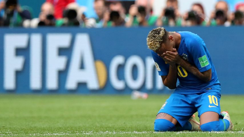 Neymar, el astro brasileño, sufrió un percance a los cinco minutos de partido.