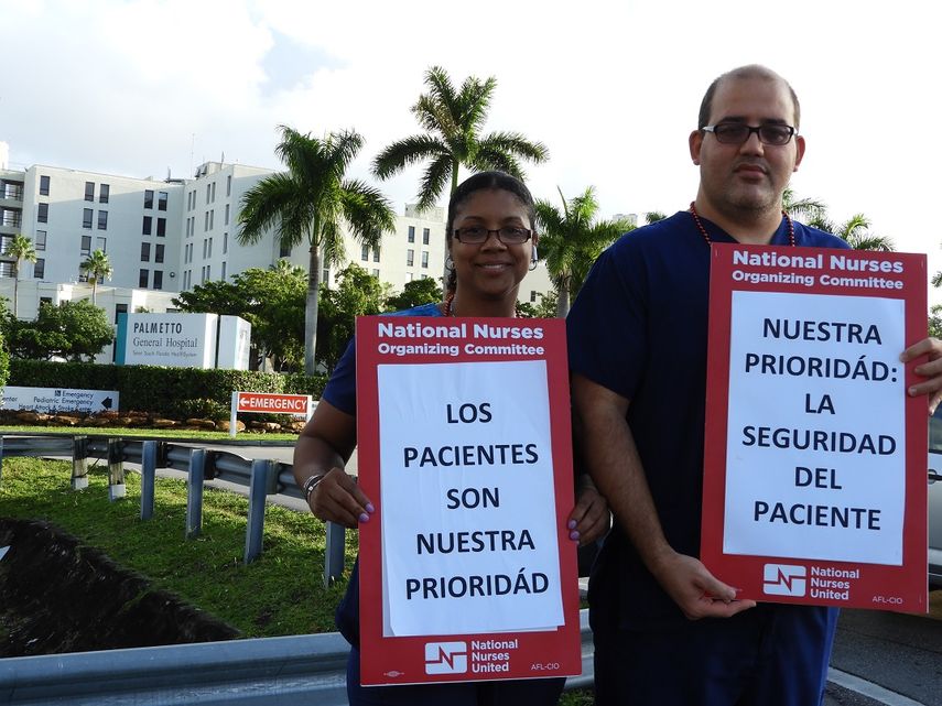 Los enfermeros, Yajaira M Román y Javier Abreu, se manifiestan frente al Hospital General del Palmetto. 
